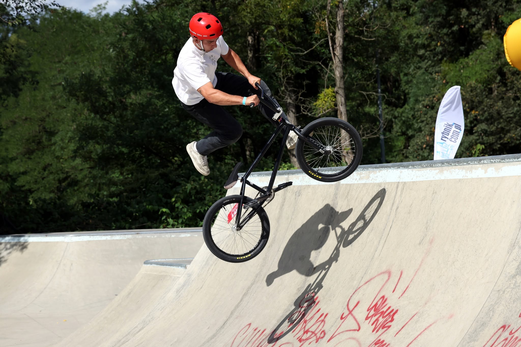 Zawodnik BMX w powietrzu nad rampą podczas Before Party na Wiśniowcu