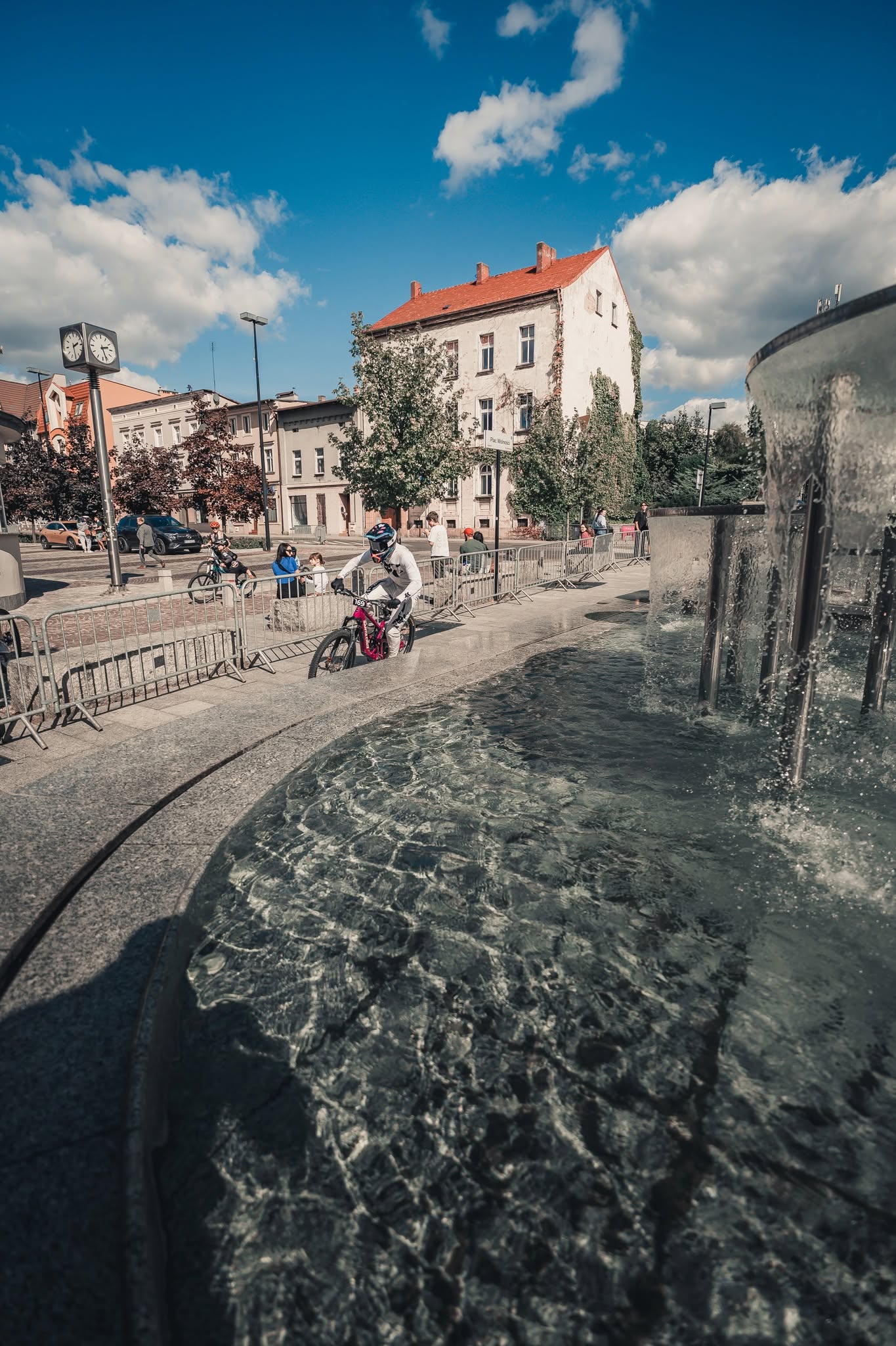 Trasa Drop to the City obok fontanny na rybnickim rynku