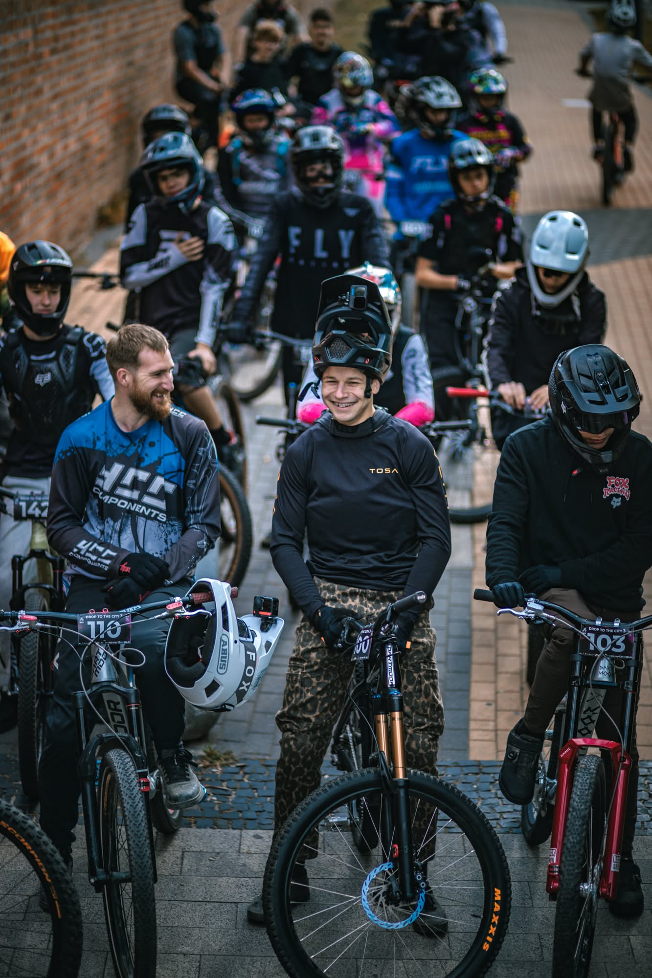 Grupa zawodników z rowerami podczas Drop to the City 3